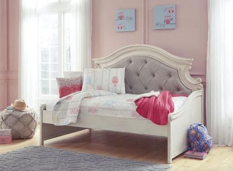 CAMA REALYN TWIN B743-80