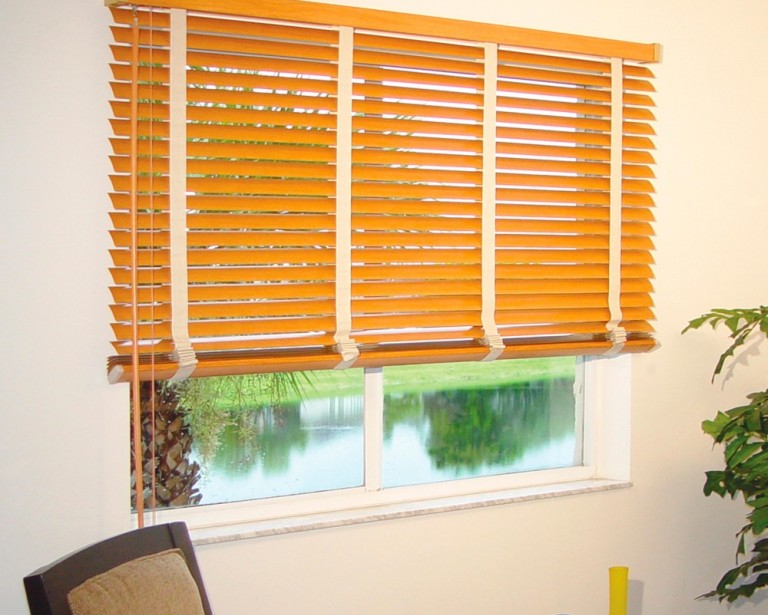 Persiana de Madera de 2" con cinta decorativa